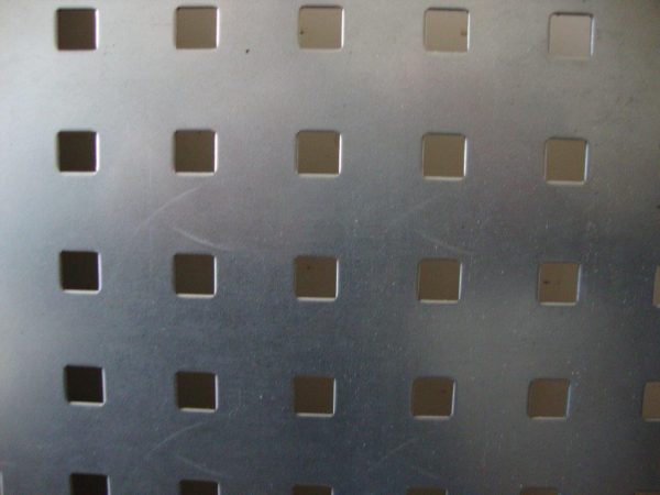 DĚROVANÝ PLECH Qg 10-30, POZINK - 1,5/570x720 mm
