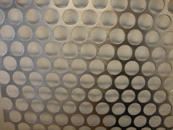 DĚROVANÝ PLECH Rv 25-30, MOSAZ - 1,0/1000x845 mm